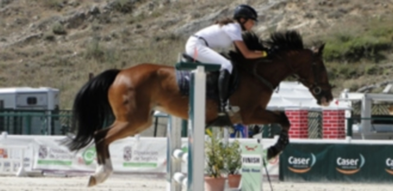 María Fernández Ordejón ejecutando un salto durante la prueba del Campeonato de España. / El Adelantado