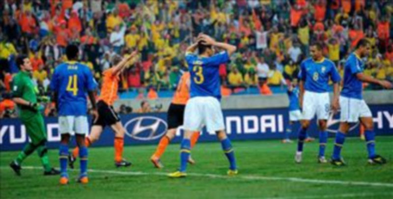 Los jugadores brasileños se lamentan tras un autogol que supuso el 1-1