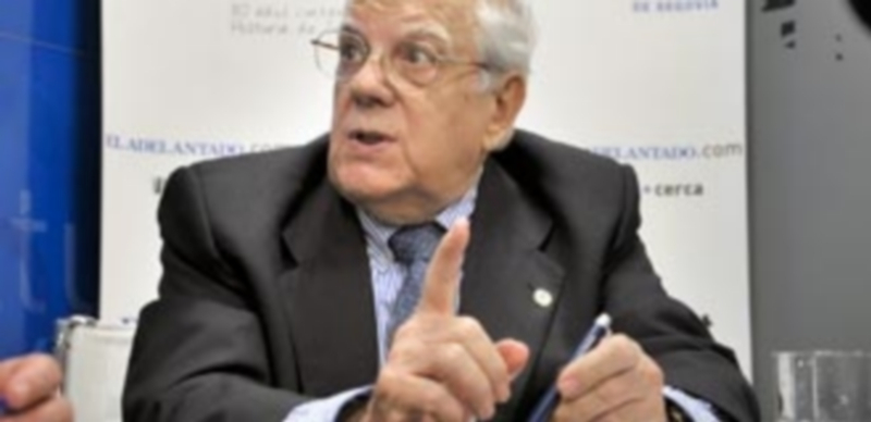 Antonio Horcajo atendiendo preguntas en la redacción de EL ADELANTADO DE SEGOVIA. / Alberto Benavente