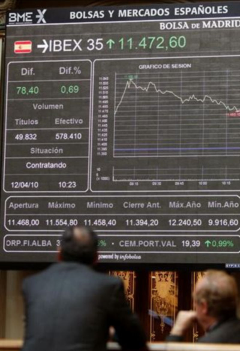Dos operadores observan el panel del Ibex-35. Foto portada: El presidente del Eurogrupo