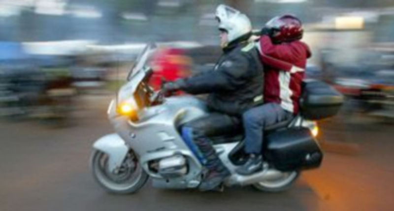Imagen de archivo del conductor y acompañante en una motocicleta