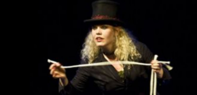 Actuación de la maga Sueca Malin Nilson en la Gran Gala de Magia Internacional de Zamora. / ICAL