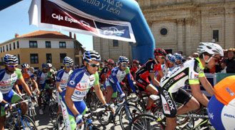 Instante de la salida de una etapa de una edición anterior de la Vuelta Ciclista a Castilla y León