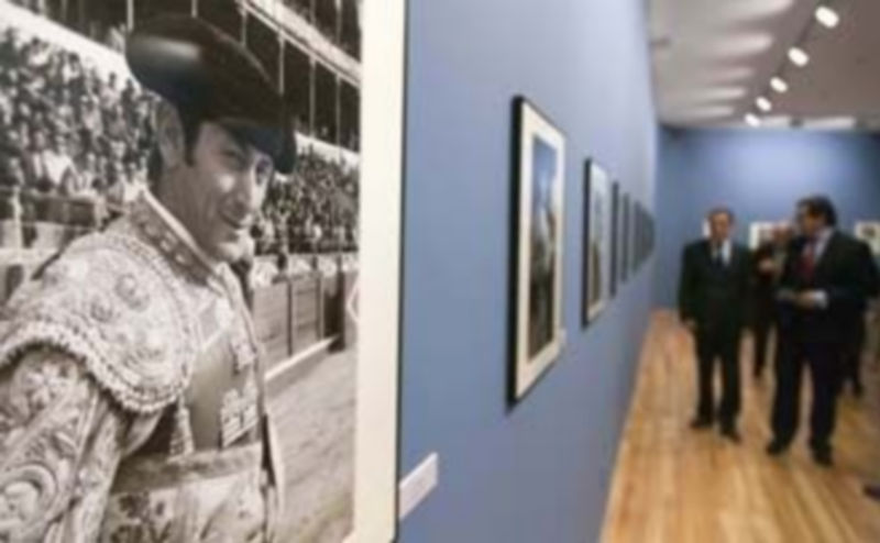 Varias personas recorren la muestra de fotografía taurina