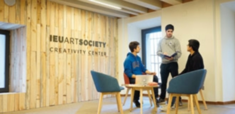 Un grupo de alumnos de IE University