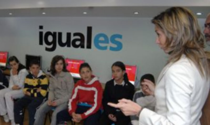 Alicia García se dirige a un grupo de alumnos del IES María Moliner que visitaron el aula./JUAN MARTÍN
