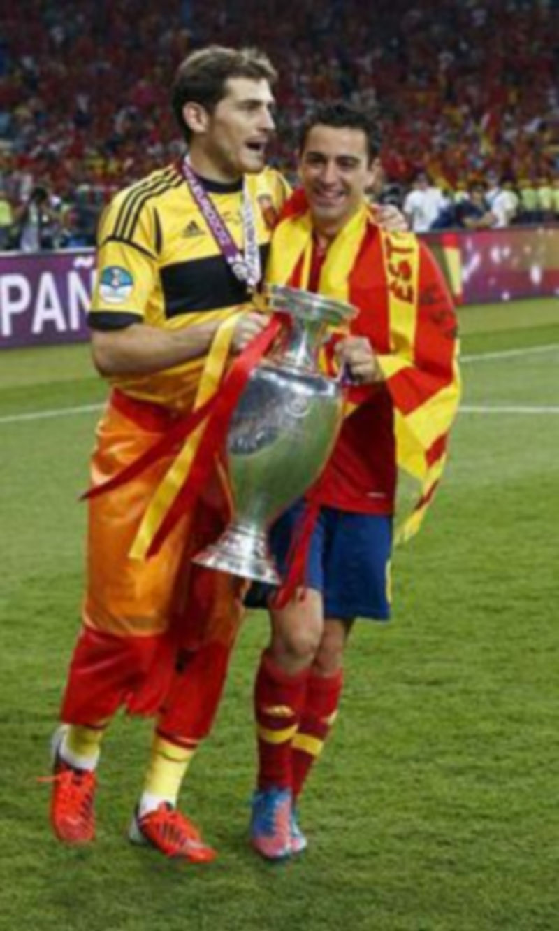 Iker Casillas y Xavi Hernández celebraron juntos la Eurocopa en junio./ EUROPA PRESS