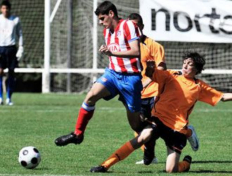 Uno de los centrales del Atlético de Madrid se deshace de la presión de los jugadores del Alcobendas. / KAMARERO