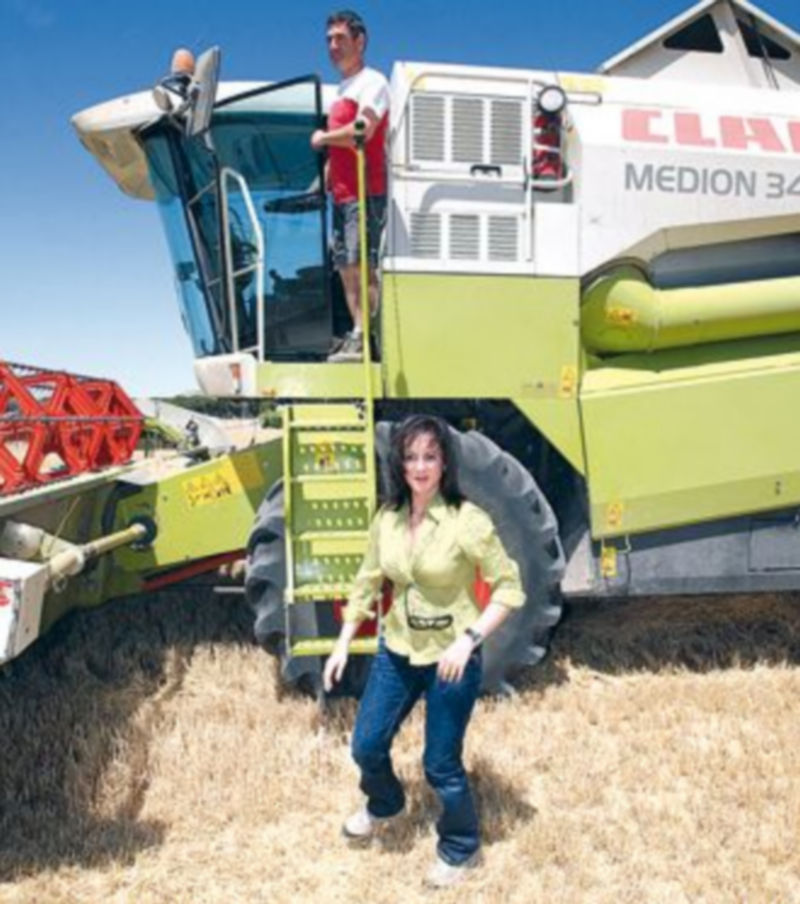 Silvia Clemente comprueba la marcha de la cosecha en Peñafiel (Valladolid). / ICAL