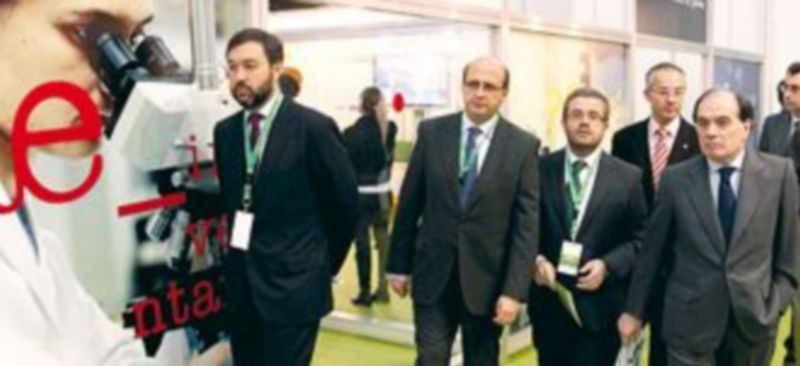 Villanueva (d) recorre algunos de los 36 expositores de la Feria Manten-er. / Ical