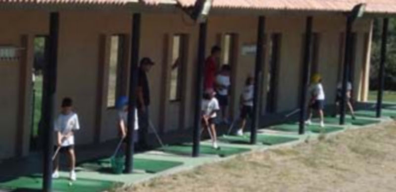 Un grupo de escolares practican golf con sus monitores en las instalaciones del campo de Los Ángeles de San Rafael. / Instituto Municipal de Deportes