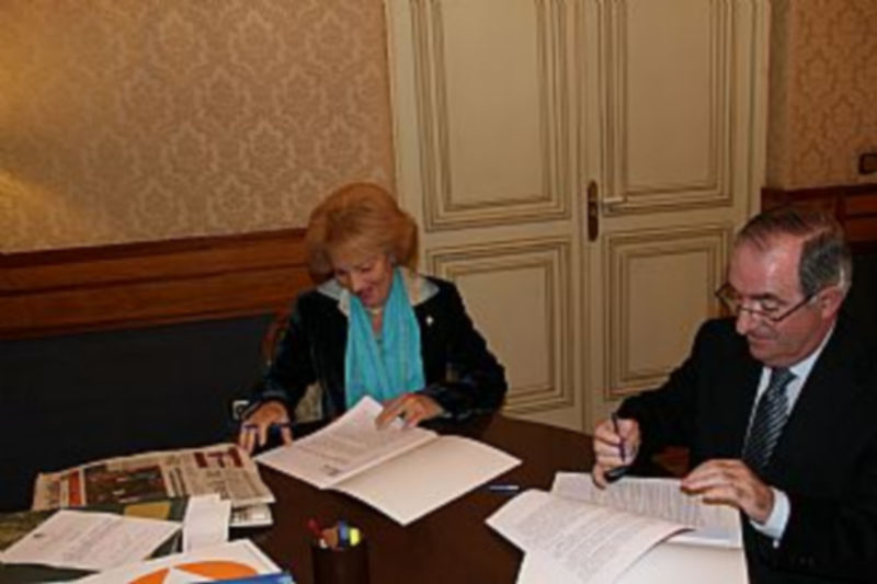 Javier Santamaría y Julia Useros firman el convenio. / El Adelantado