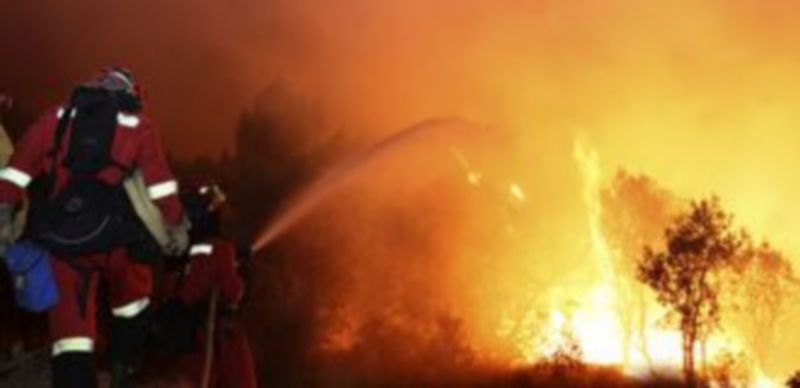 Labores de extinción nocturnas del incendio de Castrocontrigo (León)./ ICAL