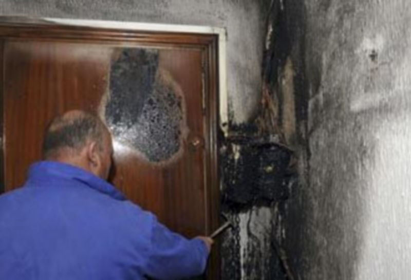 Un técnico revisa el cuadro que se ha quemado /JUAN MARTÍN