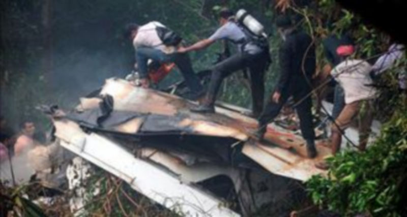 Miembros de los equipos de rescate trabajan en el lugar del accidente de un avión de la aerolínea Air India en el que viajaban 160 pasajeros y seis miembros de la tripulación./EFE