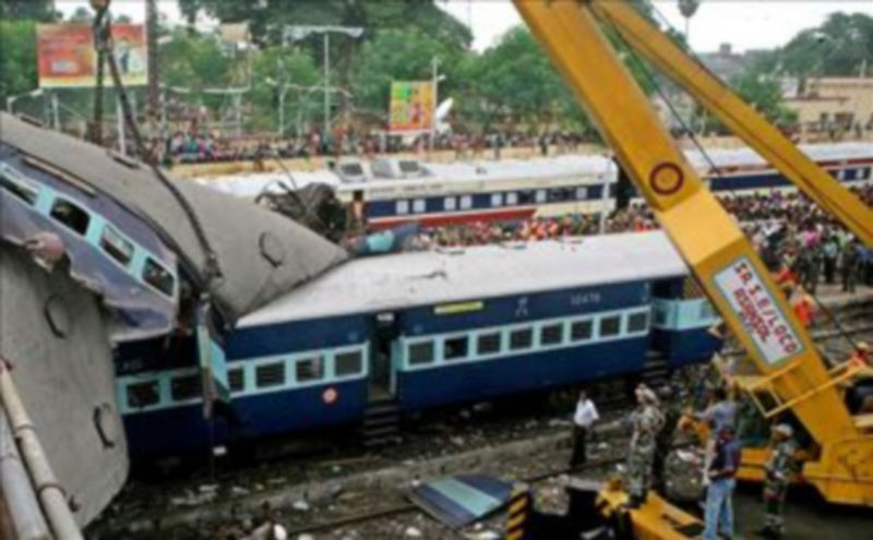 Miembros de los servicios de emergencia trabajan en la retirada de uno de los vagones implicados en el choque
