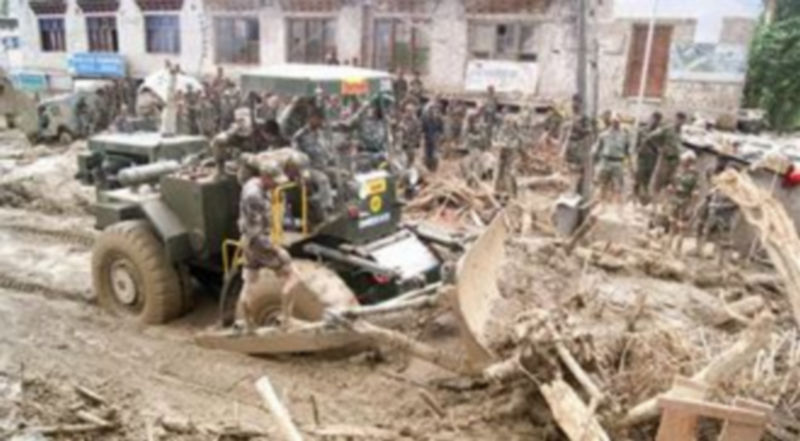 Una fotografía cedida por el Ejército indio muestra a soldados indios mientras rescatan a la gente tras una riada en la zona de la turística ciudad cachemir de Leh./ EFE