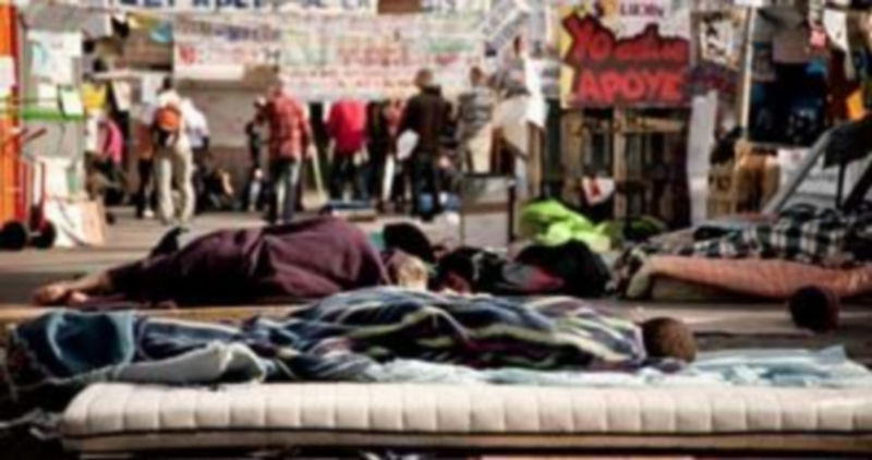 Varias personas duermen esta mañana en la Puerta del Sol de Madrid