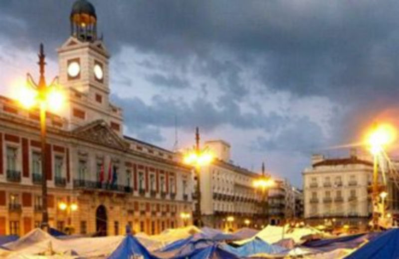 campamento de los "indignados" de la Puerta del Sol./EFE/Pablo Talamanca.