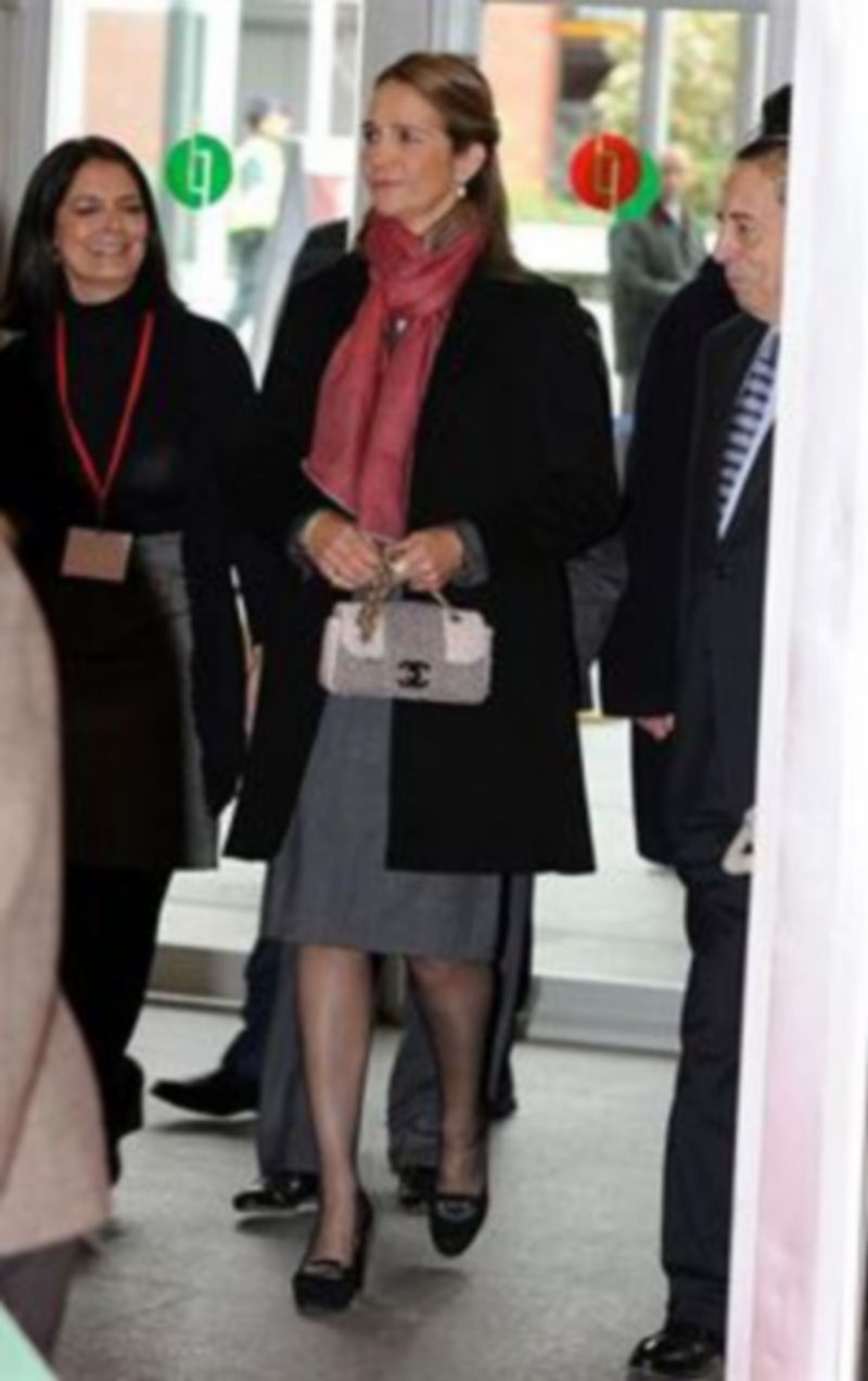 La infata Elena a su salida de la clínica en la que ha sido intervenido Foilán./ EUROPA PRESS