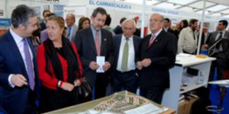 Numerosas personalidades políticas y empresariales se han dado cita hoy en la inauguración./ ALBERTO BENAVENTE