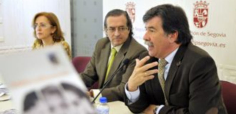 Javier Urra reclama subir la edad de consentimiento sexual a los 15 años 1 Javier Urra con los representantes de la Diputación./ A. BENAVENTE