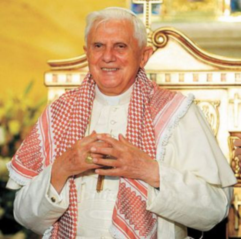 Dos jóvenes pusieron al Pontífice el pañuelo típico jordano. / EFE