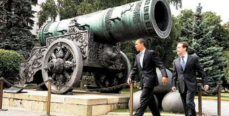 Obama y Medvédev pasan junto a un gran cañón emplazado en los jardines del Kremlin