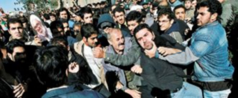 Manifestantes reformistas se enfrentan con partidarios del Gobierno en el entierro del ayatolá Hossein Ali Montazeri en la ciudad santa de Qom. / Reuters