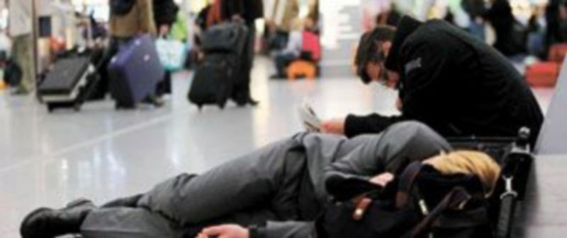 Unos pasajeros duermen en el suelo en el aeropuerto alemán de Düsseldorf