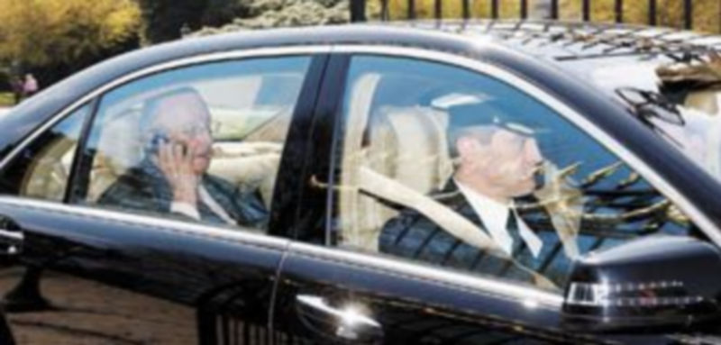 Alberto II de Bélgica deja el Palacio real tras entrevistarse con el primer ministro dimisionario