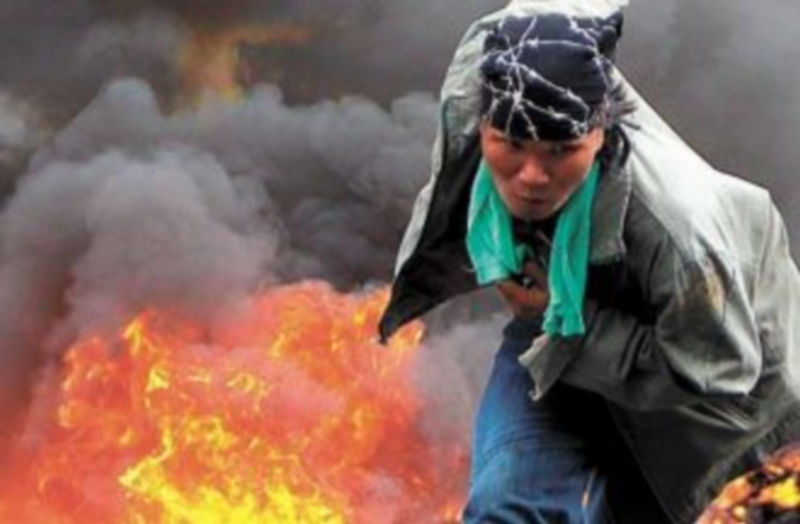 Un manifestante se pone a cubierto en Bangkok. / RUNGROJ YONGRIT (Efe)