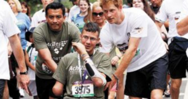 Enrique de Inglaterra empuja la silla de Todd Nicely