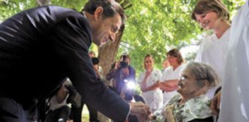Nicolas Sarkozy saluda a una paciente durante su visita al hospital de Brie-Comte-Robert