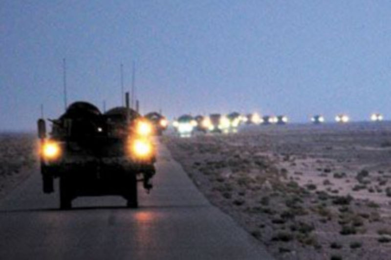 Vehículos de la Segunda División de Infantería del Ejército de EEUU realizan su última patrulla en Iraq antes de partir ayer rumbo a Kuwait. / Kimberly Johnson (Efe)