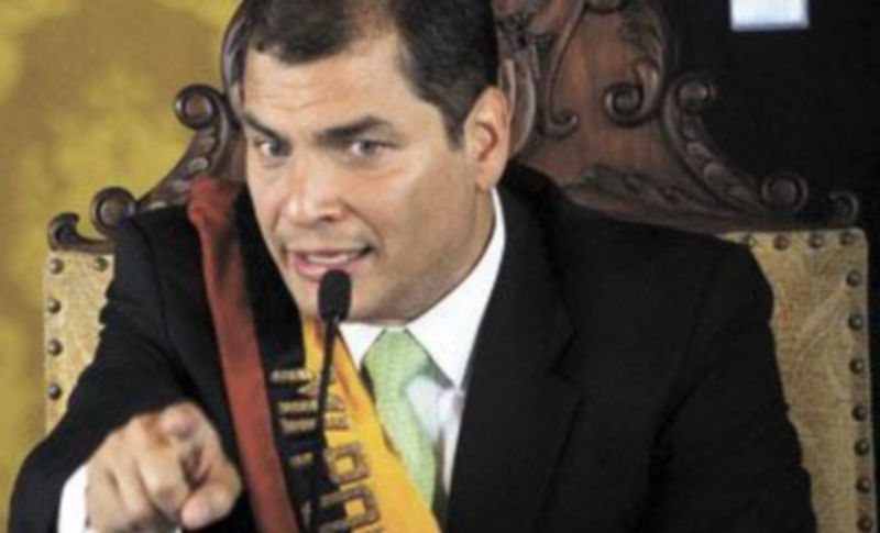 Rafael Correa pronunció un discurso de repulsa contra los golpistas a su llegada al Palacio Presidencial. / G. Granja (Reuters)