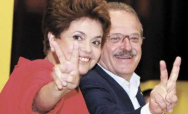 Dilma Roussefff acudió a votar acompañada por el candidato de su partido a gobernador de Porto Alegre