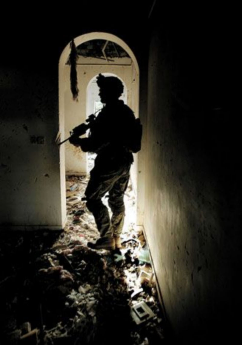 Un soldado de Estados Unidos inspecciona una vivienda abandonada en un barrio de Bagdad. / EFE