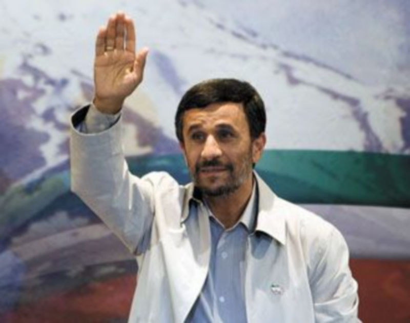 Un grupo de policías iraníes arremete contra manifestantes en las calles de Teherán. / reuters