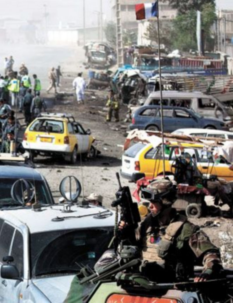 Un soldado francés vigila la zona de Kabul en la que un terrorista atacó un convoy de la ISAF. / ADREES LATIF (Reuters)