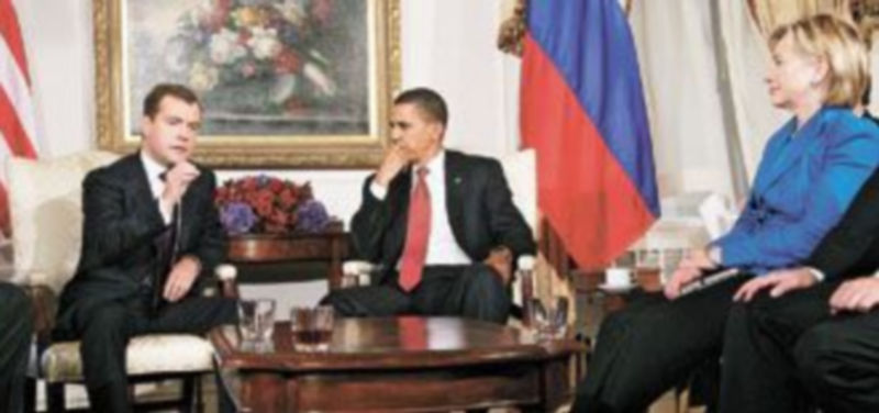 El presidente Obama escucha a su homólogo ruso