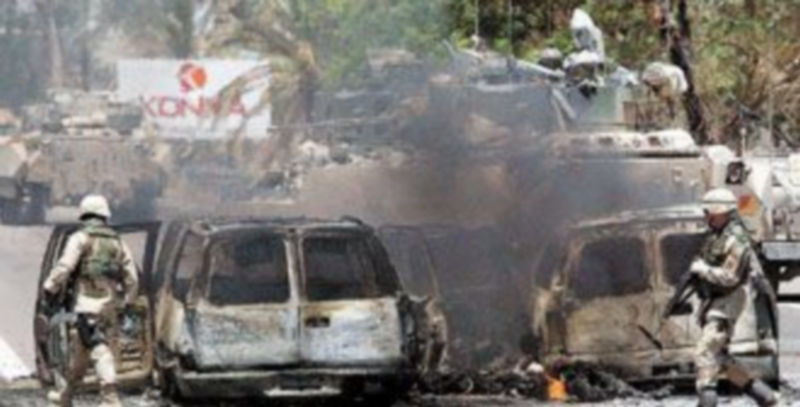 Un vehículo de la compañía de seguridad privada Blackwater sufrió un ataque en la carretera del aeropuerto de Bagdad en junio de 2004. / Efe