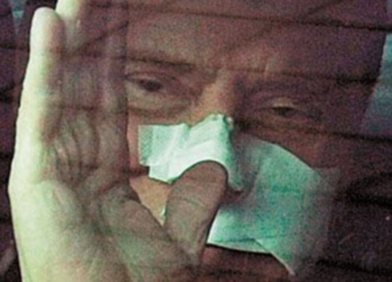 Berlusconi se dirigió a su casa tras abandonar el hospital milanés. / M. Sciaky (Efe)