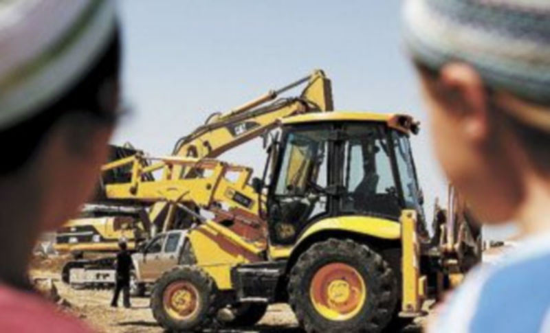 Dos niños judíos observan la construcción de casas en la colonia de Ariel. / Efe