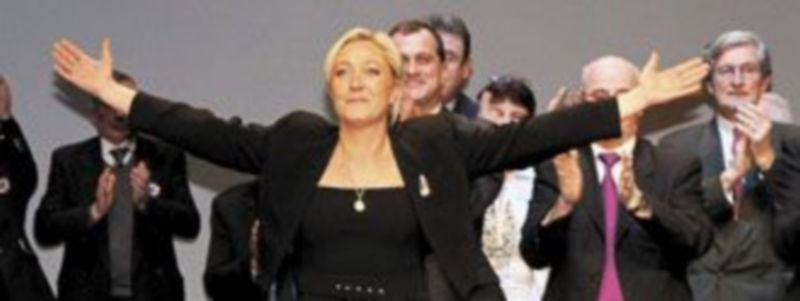 Marine Le Pen saluda después de ser proclamada como nueva presidenta del ultraderechista Frente Nacional. / Efe