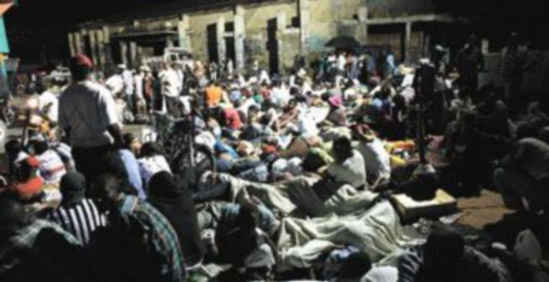 Habitantes de Puerto Príncipe pasan la noche en la calle