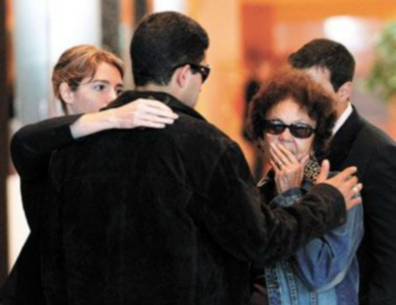 Los familiares de una de las víctimas del avión de Air France lloran en un hotel de Río de Janeiro. / REUTERS