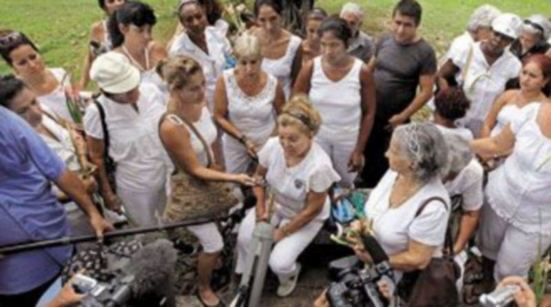 Laura Pollan (sentada)