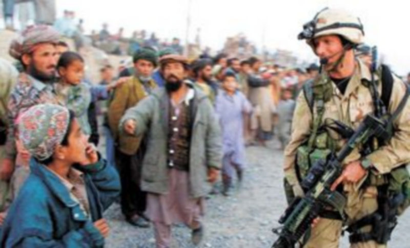 Un soldado de las fuerzas especiales de EEUU patrulla en una aldea del sur de Afganistán. / Efe