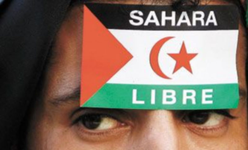 Un activista exhibe una pegatina que reclama libertad para el Sáhara Occidental